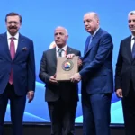 Artvin Ticaret Borsası Başkanı Osman Akyürek'e TOBB tarafından verilen hizmet şeref plaketi