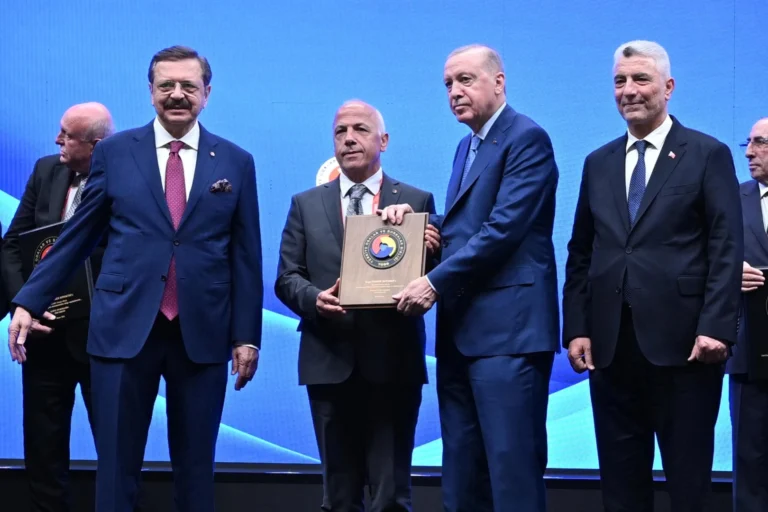 Artvin Ticaret Borsası Başkanı Osman Akyürek'e TOBB tarafından verilen hizmet şeref plaketi