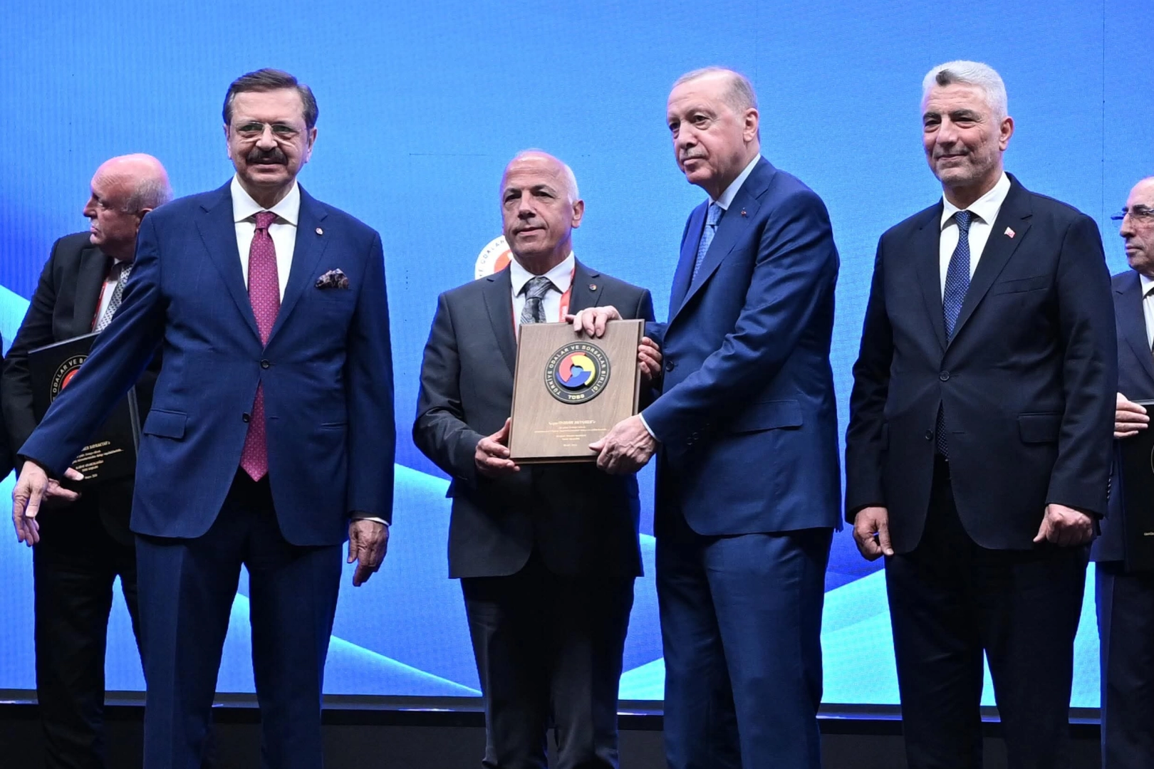 Artvin Ticaret Borsası Başkanı Osman Akyürek'e TOBB tarafından verilen hizmet şeref plaketi