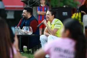 Efes Selçuk Belediye Başkanı Filiz Ceritoğlu Sengel'in gençlerle açık mikrofon etkinliğinde çekilmiş fotoğrafı.