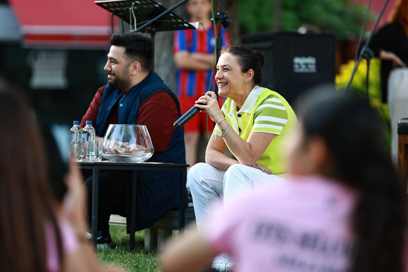 Efes Selçuk Belediye Başkanı Filiz Ceritoğlu Sengel'in gençlerle açık mikrofon etkinliğinde çekilmiş fotoğrafı.