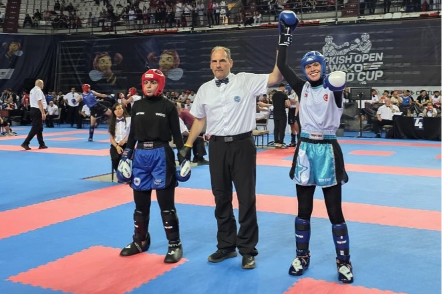 Sakarya Büyükşehir Belediyesi sporcuları kick boks, güreş ve yüzme müsabakalarında madalyalar kazandı