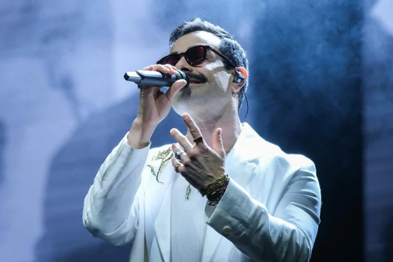 Gökhan Türkmen EnFest finalinde sahne alırken