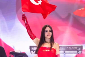 Simge Sağın'ın Adana'da 19 Mayıs Bayramı için verdiği konserden bir görüntü.