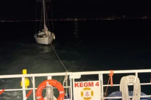 Kınalıada açıklarında makine arızası yapan teknedeki bir kişi Kıyı Emniyeti ekipleri tarafından kurtarılıyor.