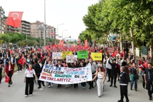 Bursa Nilüfer'de binlerce vatandaş Cumhuriyet ve Atatürk için 19 Mayıs'ta yürüdü