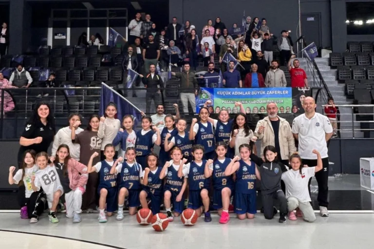 Çayırova U-10 Kız Basketbol Takımı şampiyonluk kupasıyla poz veriyor