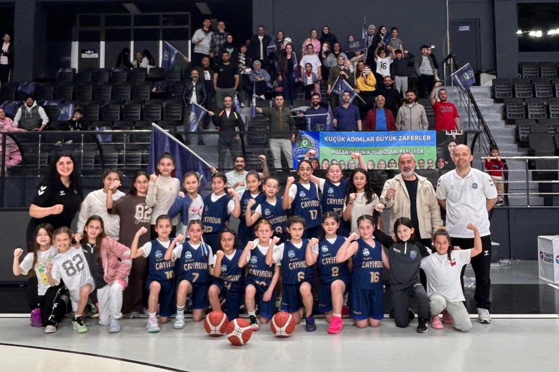 Çayırova U-10 Kız Basketbol Takımı şampiyonluk kupasıyla poz veriyor