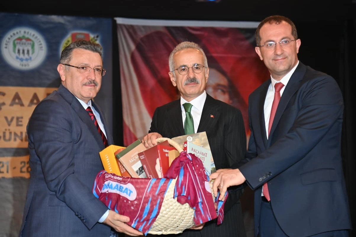 Trabzon Büyükşehir Belediye Başkanı Ahmet Metin Genç, Akçaabat Kitap ve Söyleşi Günleri'nde gençlere seslenirken