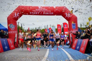 Ankara ATA Çiftliği'nde 19 Mayıs Atatürk'ü Anma, Gençlik ve Spor Bayramı kapsamında düzenlenen yarı maraton ve halk koşusuna katılan binlerce sporcu.