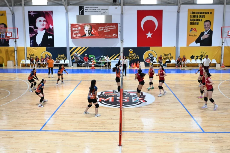 Mersin'de 19 Mayıs kutlamaları kapsamında düzenlenen voleybol, basketbol ve futbol turnuvalarında mücadele eden gençler