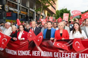 Bursa Osmangazi'de 19 Mayıs Atatürk'ü Anma, Gençlik ve Spor Bayramı kutlamaları kapsamında düzenlenen gençlik yürüyüşü ve konser etkinliği.
