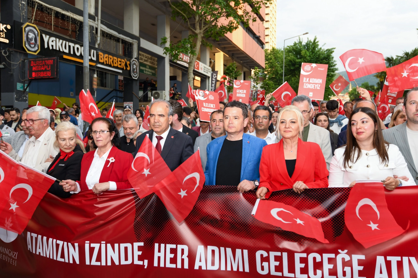 Bursa Osmangazi'de 19 Mayıs Atatürk'ü Anma, Gençlik ve Spor Bayramı kutlamaları kapsamında düzenlenen gençlik yürüyüşü ve konser etkinliği.