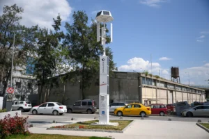 Bornova parklarında rüzgar ve güneş enerjisi kullanan hibrit direkler