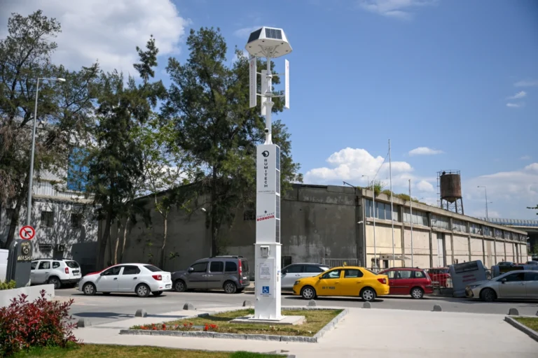 Bornova parklarında rüzgar ve güneş enerjisi kullanan hibrit direkler