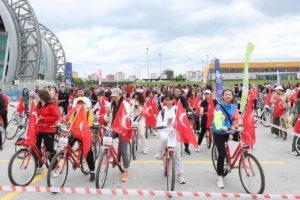 Kayseri Büyükşehir Belediye Başkanı Memduh Büyükkılıç, 19 Mayıs Atatürk'ü Anma, Gençlik ve Spor Bayramı bisiklet turunun startını veriyor.
