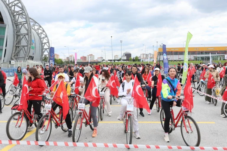 Kayseri Büyükşehir Belediye Başkanı Memduh Büyükkılıç, 19 Mayıs Atatürk'ü Anma, Gençlik ve Spor Bayramı bisiklet turunun startını veriyor.