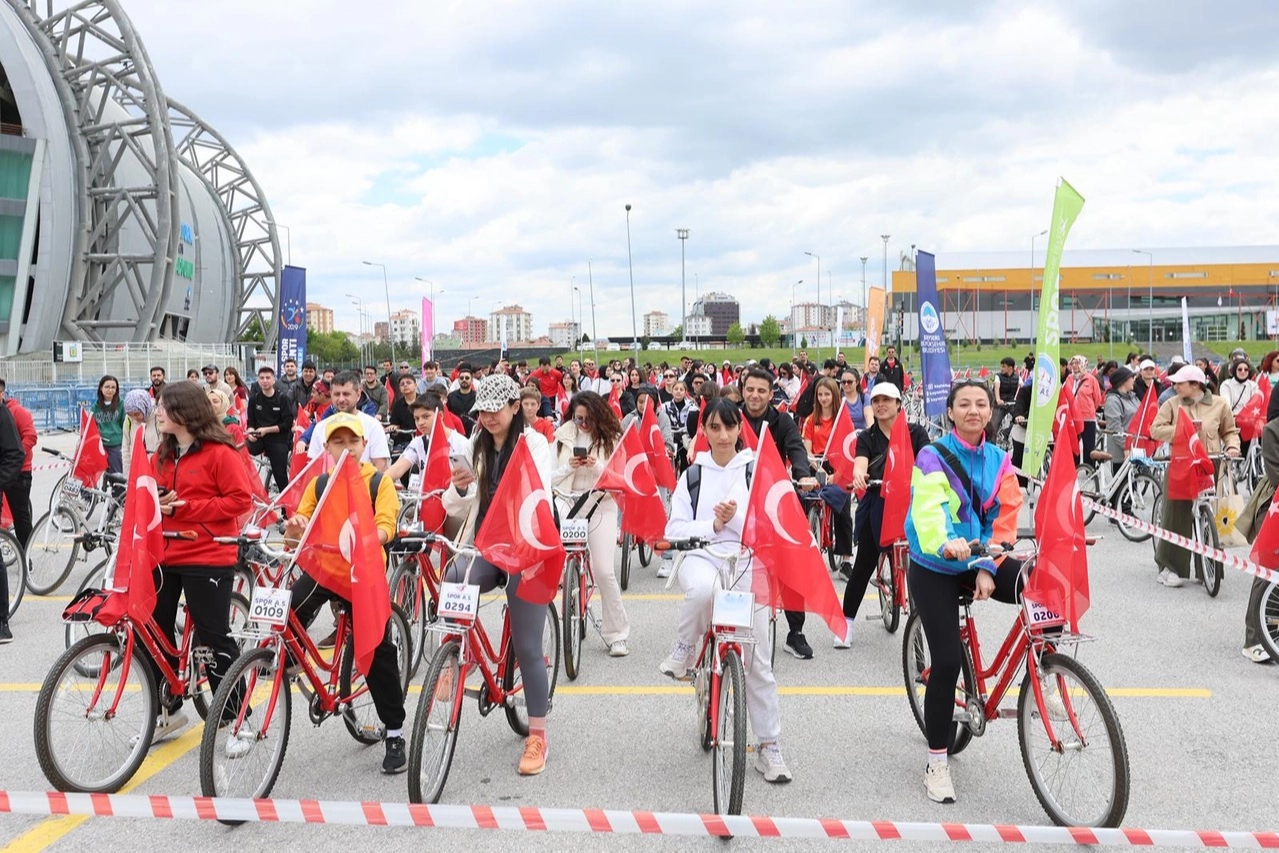 Kayseri Büyükşehir Belediye Başkanı Memduh Büyükkılıç, 19 Mayıs Atatürk'ü Anma, Gençlik ve Spor Bayramı bisiklet turunun startını veriyor.