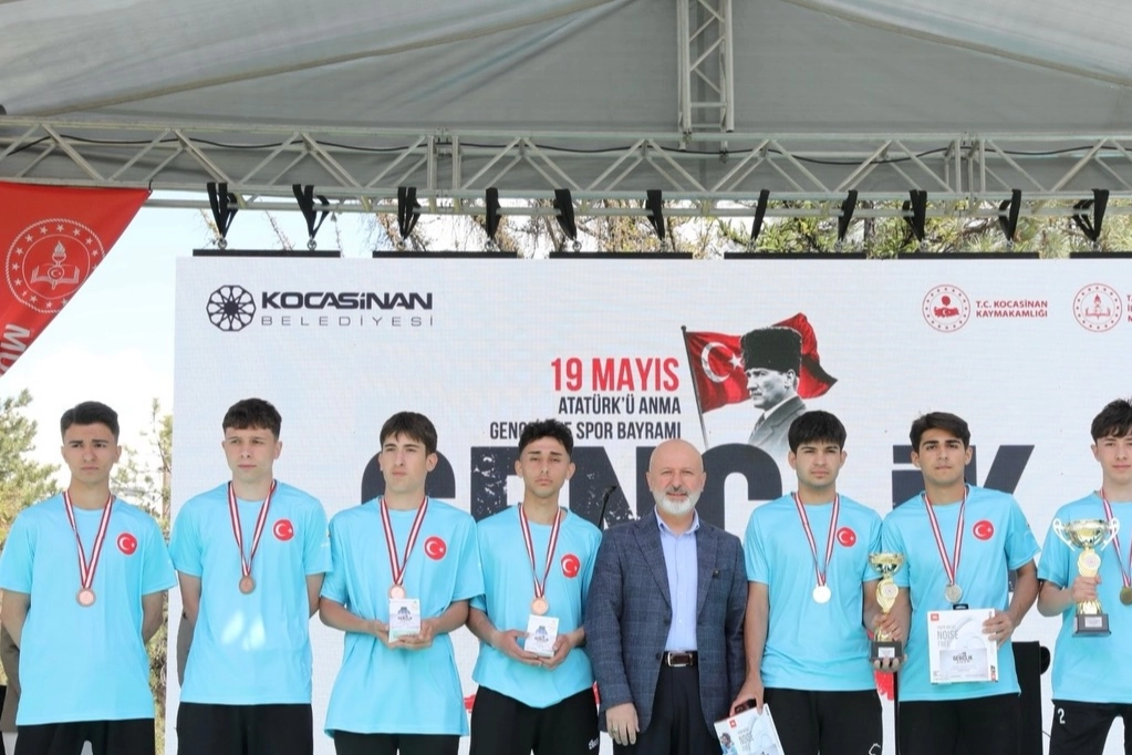Kayseri Kocasinan'da düzenlenen Gençlik Şöleni finalinde sahne alan Koray Haklı'nın konseri ve ödül töreninden görüntüler
