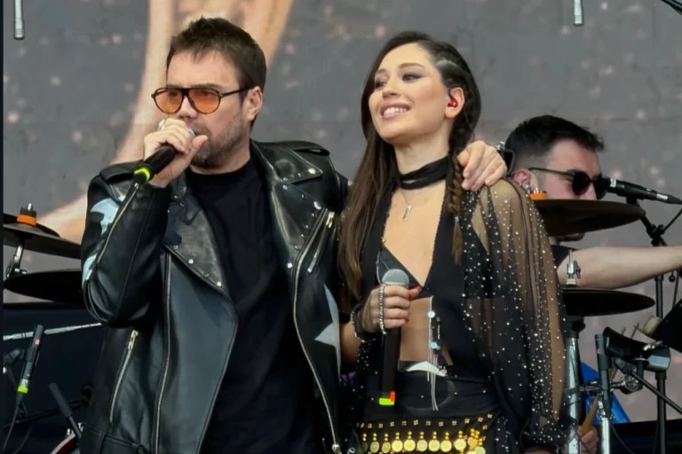 Murat Dalkılıç ve Afra, Milli Takım'ın Dünya Kupası'na katılımı şerefine hazırlanan 'Bir' şarkısı ve klibiyle coşkuyu paylaşıyor.