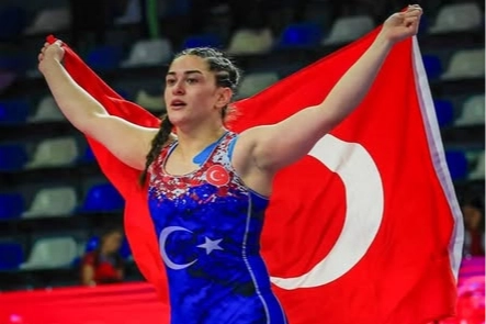 Milli güreşçi Kıymet Rümeysa Tezcan'ın U17 Avrupa Güreş Şampiyonası'nda kazandığı altın madalyayı kutladığı an.