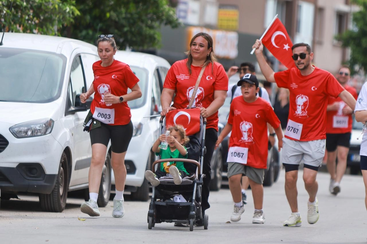 Karabağlar Belediyesi'nin düzenlediği 19 Mayıs Bağımsızlık Koşusu'nda vatandaşlar ve sporcular büyük coşkuyla yer aldı.