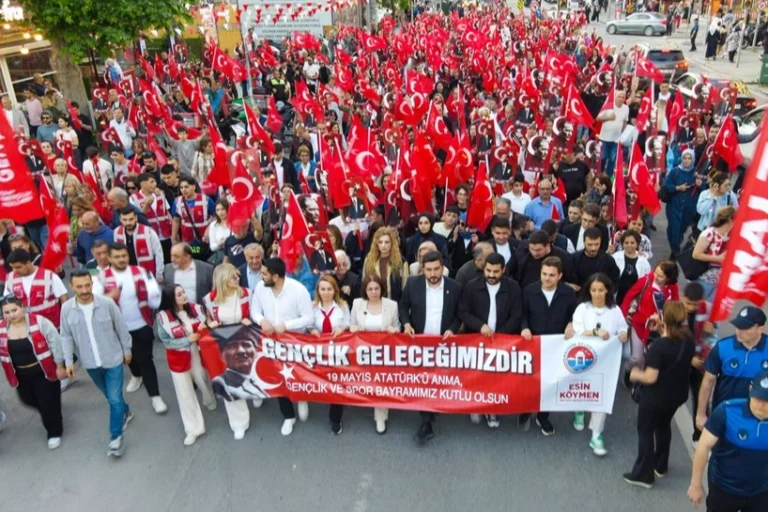 Maltepe'de 19 Mayıs Atatürk'ü Anma, Gençlik ve Spor Bayramı kapsamında düzenlenen Zeynep Bastık konseri ve meşaleli yürüyüşten genel görünüm