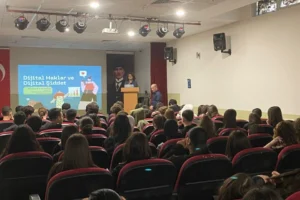 İzmir Büyükşehir Belediyesi tarafından gençlere yönelik dijital haklar ve dijital şiddet eğitimleri