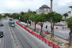 Konya Mevlana Caddesi'nde yürütülen kapsamlı çevre düzenleme ve meydan yenileme çalışmaları