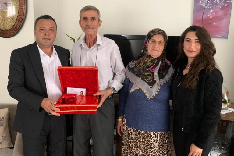 İzmit Belediyesi yetkilileri, Kıbrıs Gazileri İsmail Bayraktar ve Remzi Göközkut'u ziyaret ederek hediye takdim etti.