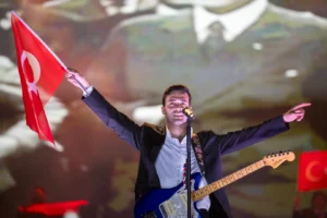 Mert Demir, Mersin'de 19 Mayıs Gençlik ve Spor Bayramı kutlamaları kapsamında konser verirken