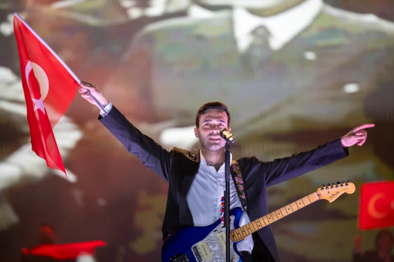 Mert Demir, Mersin'de 19 Mayıs Gençlik ve Spor Bayramı kutlamaları kapsamında konser verirken