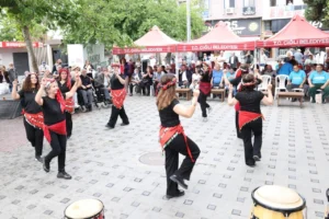 İzmir Çiğli Engelsiz Şenlik etkinliğinde ZİÇEV öğrencileri ve katılımcılar bir arada