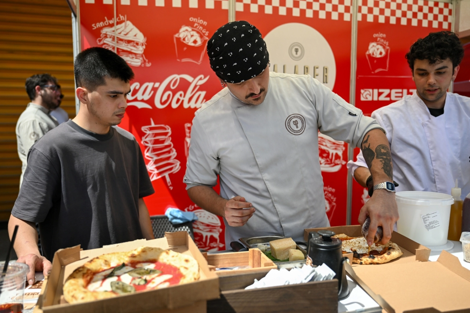 Bornova 3. Sanayi Sitesi'nde düzenlenen Sanayi Street Food Fest'te vatandaşlar ve esnaf bir araya geldi.