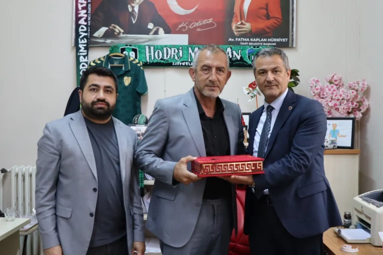 İzmit Belediye Başkan Yardımcısı Lütfü Obuz ve Muhtarlık İşleri Müdürü Ozan Aksu, muhtarlara doğum günü ziyaretinde bulunuyor.