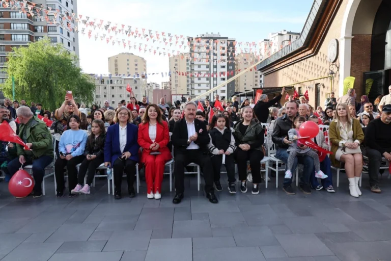 Melikgazi'de 19 Mayıs Gençlik ve Spor Bayramı kutlamaları kapsamında Çarşı Melikgazi'de Katre Gençlik Orkestrası konseri