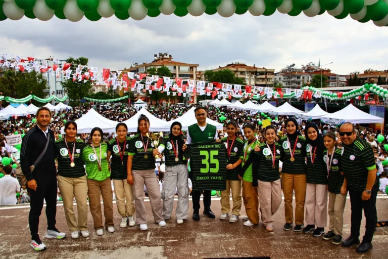 İzmir'de binlerce gencin katıldığı Sağlıklı Yaşam ve Spor Festivali'nden genel görünüm
