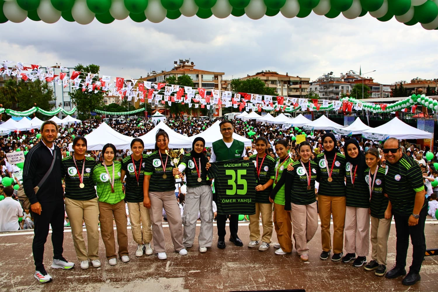 İzmir'de binlerce gencin katıldığı Sağlıklı Yaşam ve Spor Festivali'nden genel görünüm