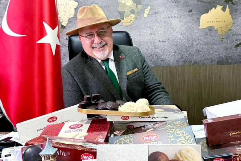 Dr. Öğr. Üyesi Necmi C. Özdemir, İzmit pişmaniyesi üreticisi ziyareti sırasında pişmaniyelerle birlikte