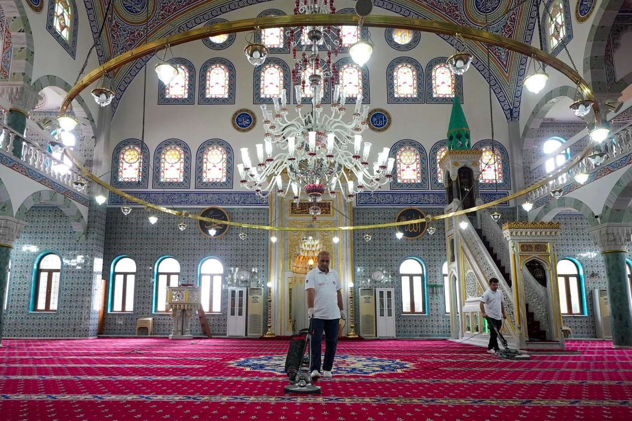 Maltepe'de Kurban Bayramı öncesi cami ve mescitlerde temizlik çalışmaları yapılıyor.