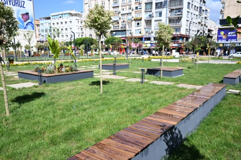 Mersin Kırmızı Lacivert Kent Meydanı açılışı ve yeni yaşam alanı