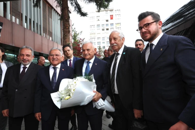 Binali Yıldırım, Kayseri Büyükşehir Belediye Başkanı Memduh Büyükkılıç ile bir araya geldi.