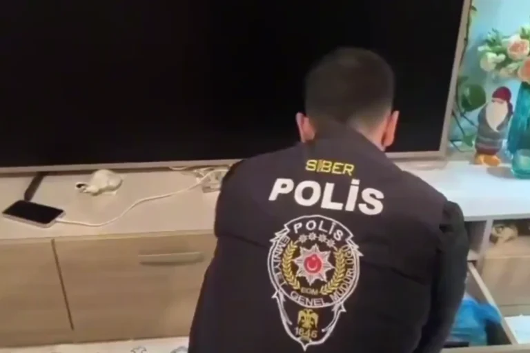 Sahte konut siteleriyle dolandırıcılık yapan şebekeye yönelik operasyonda gözaltına alınan şüpheliler