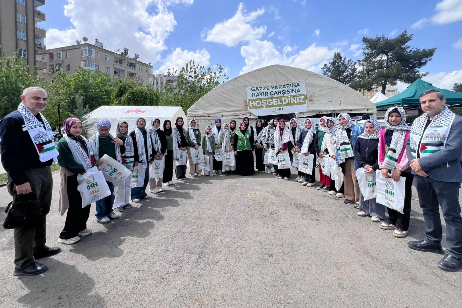 Mardin'de başörtüsü takmaya başlayan öğrencilere destek etkinliği