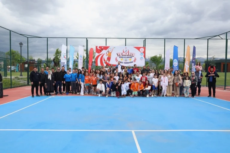 Kayseri Büyükşehir Belediyesi 19 Mayıs Tenis Turnuvası şampiyonları ve sporcuları