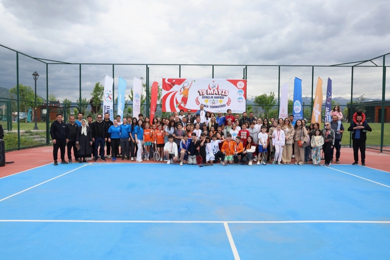 Kayseri Büyükşehir Belediyesi 19 Mayıs Tenis Turnuvası şampiyonları ve sporcuları
