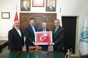 Kıbrıs Gazisi babasıyla buluşan belediye başkanı, ahde vefa vurgusu yaptı.