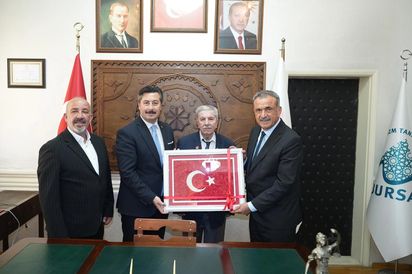 Kıbrıs Gazisi babasıyla buluşan belediye başkanı, ahde vefa vurgusu yaptı.