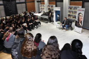 Oyuncu Arif Pişkin, Nilüfer Belediyesi'nin 'Sanatçılar Sennur Sezer Okuyor' etkinliğinde.