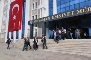 Adıyaman'da yasa dışı bahis ve dolandırıcılık operasyonunda tutuklanan şüpheliler